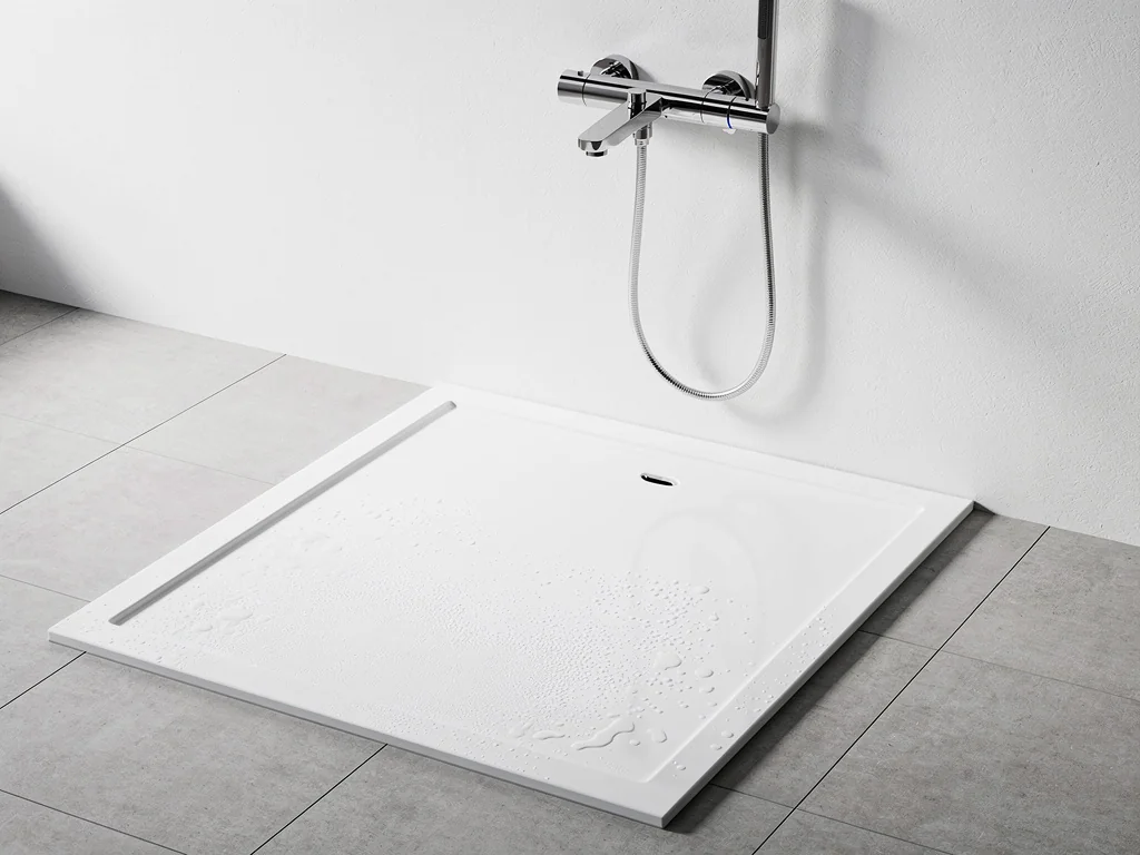 Receveur extra-plat et robinetterie thermostatique dans une douche sécurisée